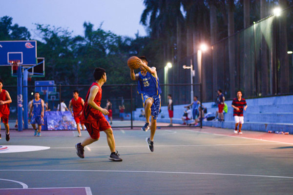 图2 场上参赛队员们矫健敏捷的身姿