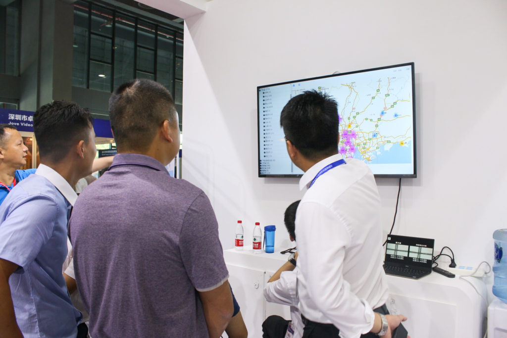 图4 市场总监彭金伟向参观者介绍业务地图（成果展示平台）