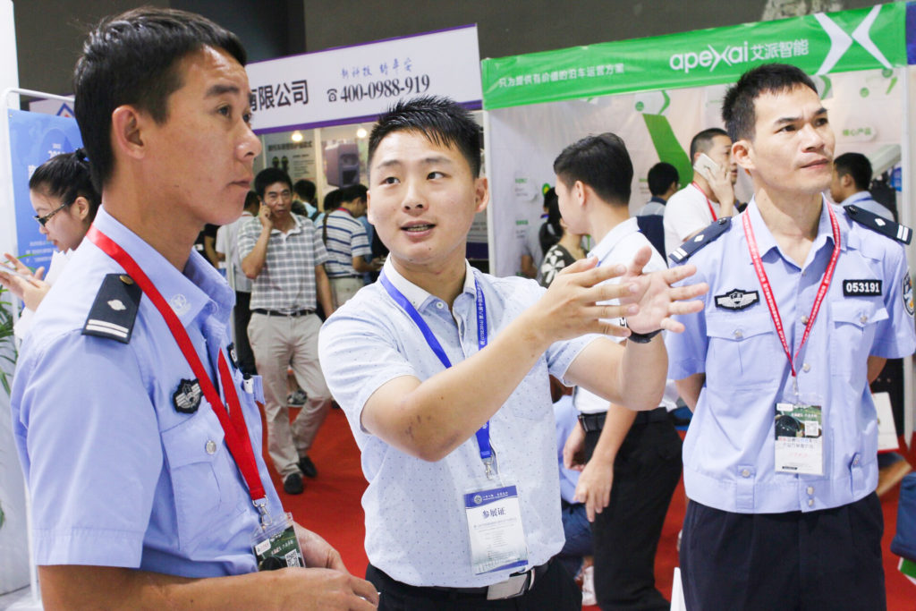 图6 振业优控工作人员向交警介绍业务