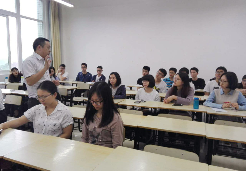 图3 邹主管与同学们进行互动