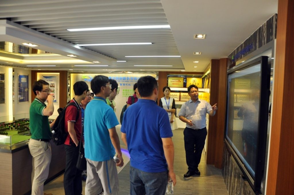 图1 中山大学数学学院领导及老师参观公司总部