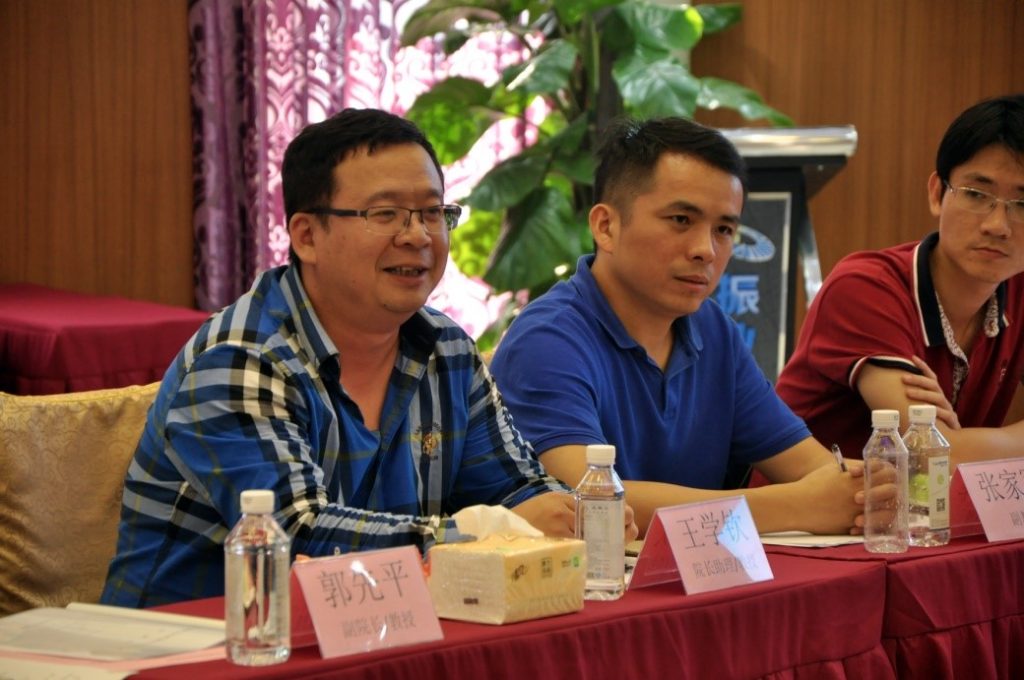 图4 数学学院院长助理王学钦教授发言（左一）