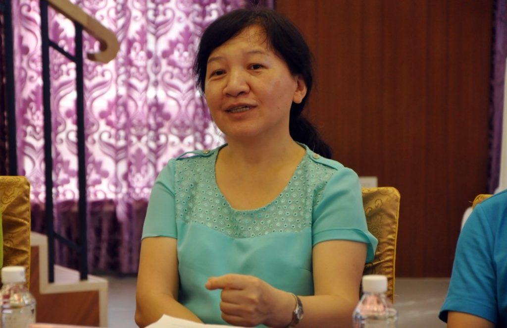 图2 中山大学深圳校区管委会副主任程月华老师介绍基地申报情况