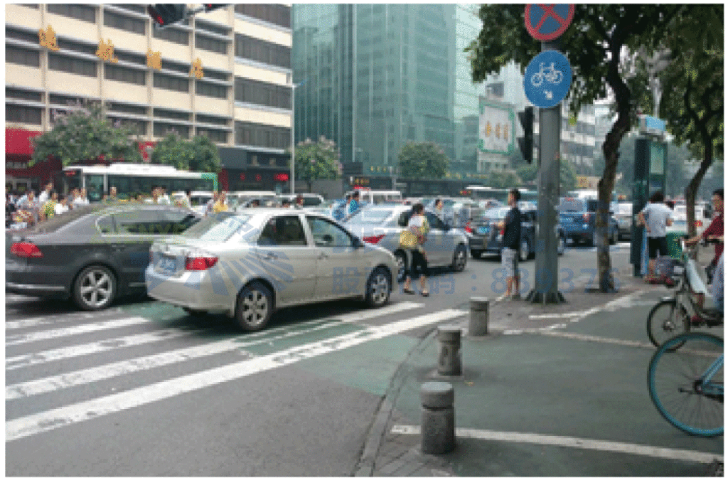 图3 医院南门排队车辆