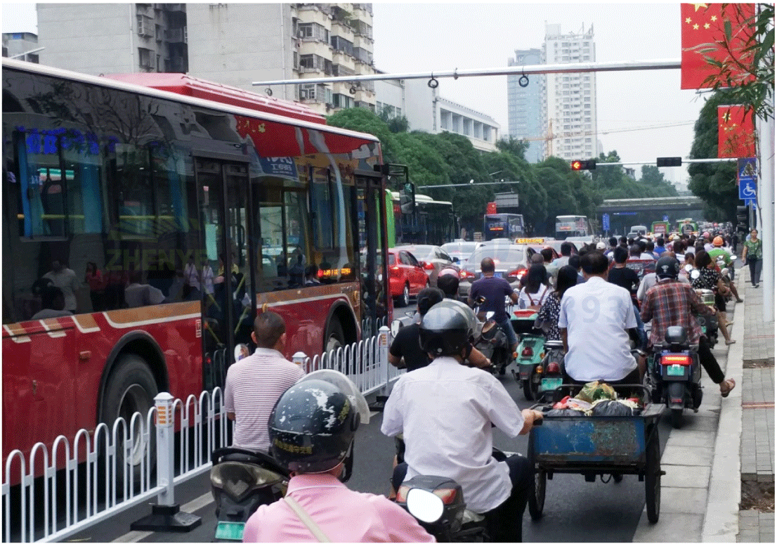 西进口非机动车排队情况