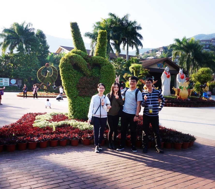 图3 呀诺哒景区合影