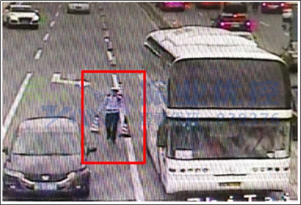 图3 民警现场摆放交通锥