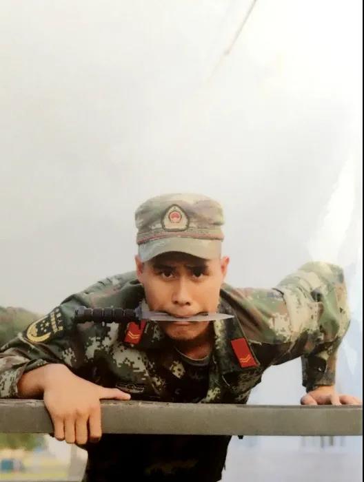 图10 陈俊斌军装照