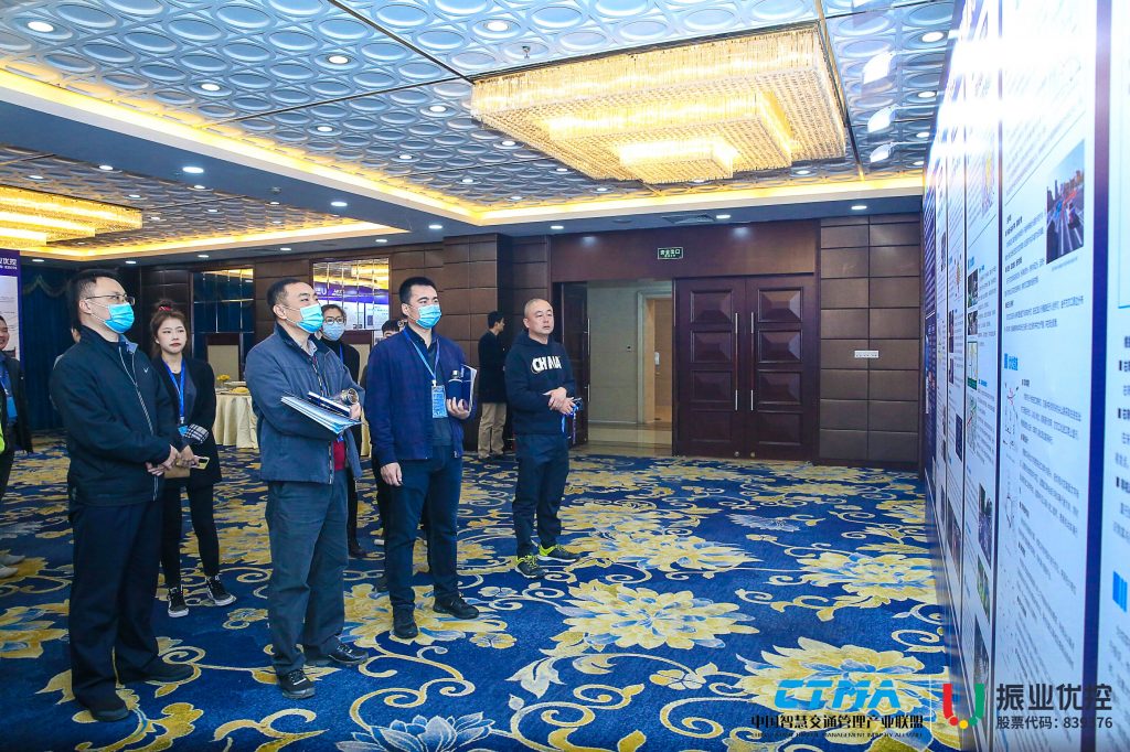 来宾参观优秀案例展示区