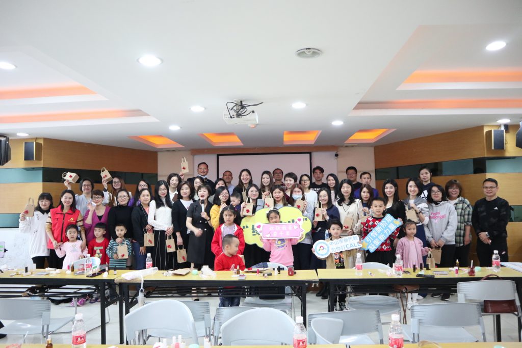 图1 会员合影留念（图源：中山市新阶联秘书处）