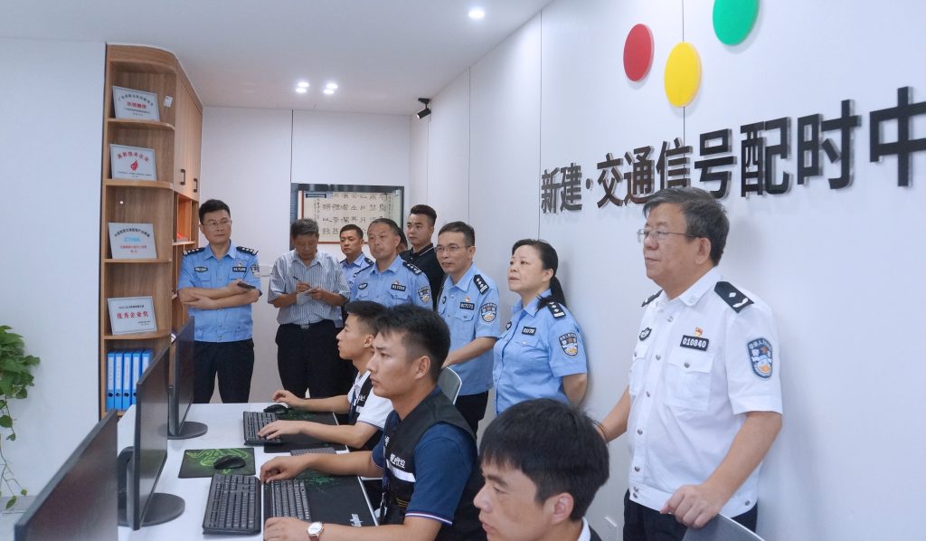 参观新建区智能交通信号配时中心