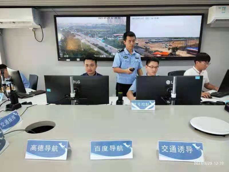 交通攻城狮与珠海交警共同进行交通保障工作