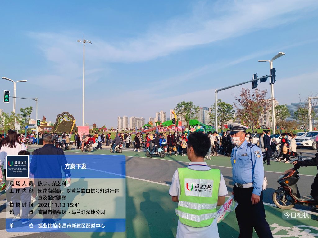 新建交警与配时中心交通工程师进行巡查工作