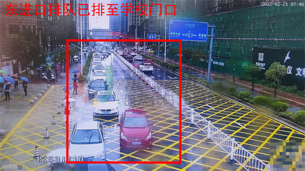 图7 路口车流排至学校门口